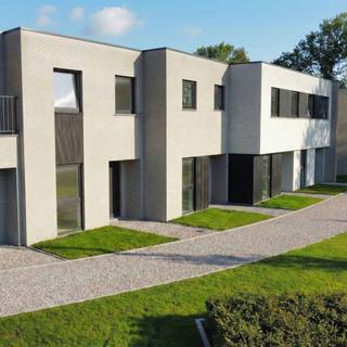 Ontdek Uw thuis met 3-slpk (incl. autostaanplaats) te Blankenberge<br /><br />Op zoek naar een moderne en energiezuinige thuis op een centrale locatie? Ons nieuwbouwproject in Blankenberge combineert comfort, stijlvolle architectuur en een rustige omgeving. Elke entiteit beschikt over een privé tuin die via een tuinpoort uitkomt op een ruime groene leefomgeving.<br /><br />Wat kunt u verwachten?<br />✔ Tot in de puntjes afgewerkte doorzonwoning<br />✔ Lichtrijke en functionele woonkamer <br />✔ Volledig uitgeruste open keuken<br />✔ Moderne badkamer met inloopdouche<br />✔ Drie slaapkamers<br />✔ Praktische berging<br />✔ Terras met private tuin en tuinafscheiding (volledig aangelegd)<br />✔ Private fietsenberging<br />✔ Autostaanplaats<br /><br />Daarnaast zetten we in op energiezuinig wonen: alle entiteiten zijn voorzien van vloerverwarming op een warmtepomp en zonnepanelen, wat zorgt voor een aangenaam binnenklimaat en lagere energiekosten.<br /><br />U heeft nog de volledige vrijheid om uw woning volledig naar wens af te werken. Maak nu nog uw keuzes op vlak van: ✔ Sanitair ✔ Vloeren ✔ Badkamer ✔ Keuken<br /><br />Wij staan garant voor:<br />✔ Persoonlijke afwerking – kies uit hoogwaardige materialen om uw woning naar wens in te richten.<br />✔ Persoonlijke begeleiding – als familiaal bedrijf bieden we een aanpak op maat en staan we klaar om u te begeleiden.<br /><br />Graag nemen wij de tijd voor een afspraak in ons modelwoning ter plaatse of in onze toonzaal waar u alle keuze mogelijkheden kan ontdekken.<br /><br />Contacteer ons vrijblijvend voor meer informatie:<br />050 43 56 12<br />bouw@boarte.be<br /><br />Plannen en beschikbaar zijn te bekijken op onze website: boarte.be.
