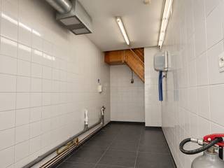 <p>Deze instapklare commerciële ruimte van ca 114 m² bevindt zich op een werkelijke toplocatie op het Eilandje.<span> <br /><br />De ruimte is gelegen in de Londenstraat vlakbij het MAS en de jachthaven, waar reeds vele hoogstaande handelszaken, kantoren en vrije beroepen gevestigd zijn. Een uitermate gunstige locatie waar visibiliteit en passage gegarandeerd zijn. Deze ligging geniet bovendien van een zeer vlotte bereikbaarheid met tal van invalswegen vlakbij.</span><br /><br /><span>Met haar uiterst moderne architectuur is het gebouw een eyecatcher in het straatbeeld. De voorgevel is volledig opgetrokken in glas waardoor een optimale visibiliteit wordt gecreëerd. Bovendien zorgen de hoge plafonds voor een extra ruimtegevoel en aangename lichtinval.<br /></span><br />Via de trap <span>bereikt u een bovengelegen ruimte van ca 20 m². Hier is sanitair voorzien. </span></p>
<p>Uiterst polyvalent, o.a. ideaal als ontbijt-en lunchbar.<br /><br />Onmiddellijk beschikbaar.</p>
