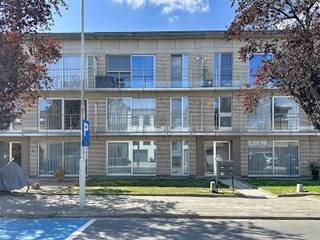 <p><strong><span>Rustig gelegen appartement met twee slaapkamers, privatieve tuin, garagebox en kelderberging, momenteel verhuurd aan correcte huurders.</span></strong></p>
<p><span>Op zoek naar een </span><strong><span>interessante investering op een centrale ligging</span></strong><span>? Dit appartement combineert een rustige woonomgeving met een vlotte bereikbaarheid en een aantal extra troeven die het bijzonder aantrekkelijk maken voor zowel investeerders als eigen bewoning op termijn.</span></p>
<p><span>Het appartement bevindt zich op een </span><strong><span>centrale doch rustige locatie</span></strong><span>, nabij winkels, scholen en openbaar vervoer. Bovendien beschikt het over een compacte privatieve tuin met achteraan een uitgang naar het garagecomplex, waar zich de </span><strong><span>privatieve garagebox bevindt die inbegrepen is in de verkoopprijs</span></strong><span>.</span></p>
<p><span>De indeling is praktisch en functioneel. Via de inkomhal bereik je de </span><strong><span>woonkamer met aansluitend een aparte keuken</span></strong><span>. Naast de keuken bevindt zich een handige </span><strong><span>berging/wasplaats</span></strong><span>.</span></p>
<p><span>Centraal in het appartement zijn de </span><strong><span>badkamer en het afzonderlijke toilet</span></strong><span> gelegen. Achteraan bevinden zich </span><strong><span>twee slaapkamers</span></strong><span>, die elk toegang bieden tot een veranda. Deze veranda is momenteel aanwezig maar dient nog </span><strong><span>te worden geregulariseerd</span></strong><span>.</span></p>
<p><span>Extra bergruimte is voorzien in de kelder, waar het appartement beschikt over een </span><strong><span>privatieve kelderberging</span></strong><span>.</span></p>
<h3><span>Een investering met onmiddellijk rendement</span></h3>
<p><span>Het appartement is momenteel </span><strong><span>verhuurd aan correcte huurders</span></strong><span>. Het lopende huurcontract eindigt op </span><strong><span>31 juli 2027</span></strong><span>, waardoor u als investeerder verzekerd bent van een stabiele verhuursituatie op korte termijn.</span></p>
<p><strong><span>Troeven:</span></strong></p>
<ul>
<li><span>Centrale maar rustige ligging</span></li>
<li><span>Winkels, scholen en openbaar vervoer in de onmiddellijke omgeving</span></li>
<li><span>Twee slaapkamers</span></li>
<li><span>Compacte privatieve tuin</span></li>
<li><span>Rechtstreekse toegang tot het garagecomplex</span></li>
<li><strong><span>Privatieve garagebox inbegrepen</span></strong></li>
<li><span>Privatieve kelderberging</span></li>
<li><span>Praktische indeling</span></li>
<li><span>Verhuurd aan correcte huurders</span></li>
<li><span>Huurcontract loopt tot </span><strong><span>31 juli 2027</span></strong></li>
<li><span>Interessante opportuniteit voor investeerders</span></li>
</ul>
<p><span>Een appartement met </span><strong><span>tuin én garagebox op een centrale ligging</span></strong><span>, gecombineerd met een bestaande verhuursituatie: een interessante opportuniteit voor wie op zoek is naar een investering met bijkomende troeven.</span></p>
<p><span></span></p>