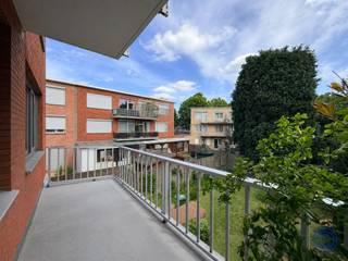 <p><span>Informatie Appartement</span></p><p><span>Op zoek naar een instapklaar appartement met veel licht, een uitstekende ligging én een interessant rendement? Dan is dit verzorgd 2-slaapkamerappartement zeker een bezoek waard.</span></p><p><span> </span></p><p><span>De royale leefruimte vormt het absolute hart van het appartement en geniet dankzij de brede raampartijen over de volledige gevelbreedte van een uitzonderlijke lichtinval. De afzonderlijke, functionele keuken biedt veel opbergruimte, een ruime koelkast, elektrische kookplaat met dampkap en toegang tot het balkon aan de straatzijde. Extra praktisch is de aparte berging, ideaal als voorraadruimte of voor een extra vriezer.</span></p><p><span> </span></p><p><span>Achteraan bevinden zich twee comfortabele slaapkamers van ca. 16 m² en 12 m², waarvan één met directe toegang tot het zonnige, zuidgerichte terras van ca. 6 m². Hier geniet u in alle rust van de middag- en avondzon. De moderne badkamer beschikt over een stijlvol meubel met extra bergruimte en een afgesloten regendouche.</span></p><p><span> </span></p><p><span>Het appartement is gelegen in een verzorgd en kleinschalig gebouw waarvan het dak recent werd vernieuwd en geïsoleerd. Ook de ramen werden reeds vervangen. Een privatieve kelderberging is inbegrepen en er is mogelijkheid tot het huren of aankopen van een garagebox.</span></p><p><span> </span></p><p><span>Gelegen in een rustige, groene woonomgeving op wandelafstand van het centrum van Mortsel, met winkels, horeca, openbaar vervoer en een vlotte verbinding naar Antwerpen binnen handbereik.</span></p><p><span> </span></p><p><span>Interessante investering: momenteel verhuurd aan € 805,14/maand (excl. kosten).</span></p><p><span> </span></p><p><span>Indeling</span></p><ul><li><span>Royale en bijzonder lichtrijke leefruimte dankzij de brede raampartijen over de volledige gevelbreedte. </span></li><li><span>Afgesloten, functionele keuken uitgerust met een ruime koelkast, elektrische kookplaat met dampkap, aansluiting voor een wasmachine of vaatwasser en een overvloed aan opbergruimte. Vanuit de keuken hebt u toegang tot het balkon aan de straatzijde. Daarnaast beschikt het appartement over een praktische berging met stopcontacten, ideaal voor een extra vriezer of bijkomende opslag. </span></li><li><span>Verzorgde inkomhal voorzien van ingebouwde vestiairekasten en een afzonderlijk gastentoilet. </span></li><li><span>Volwaardige hoofdslaapkamer van ca. 16 m², rustig gelegen aan de achterzijde van het appartement. </span></li><li><span>Eigentijdse badkamer uitgerust met een stijlvol badkamermeubel met extra bergruimte en een comfortabele, afgesloten regendouche. </span></li><li><span>Aangename tweede slaapkamer van ca. 12 m² met rechtstreekse toegang tot het terras. </span></li><li><span>Zonnig terras van ca. 6 m² met een gunstige zuid oriëntatie, waar u optimaal geniet van de middag- en avondzon.</span></li></ul><p><span> </span></p><p><span>Extra's</span></p><ul><li><span>Privatieve kelderberging inbegrepen in de aankoopprijs. </span></li><li><span>Mogelijkheid tot het huren of aankopen van een garagebox. </span></li><li><span>Het appartement is sinds 1 juli 2022 verhuurd aan een actuele huurprijs van € 805,14 per maand, exclusief kosten. </span></li><li><span>Wenst u het appartement zelf te bewonen? Dan kan de huurovereenkomst worden beëindigd met een wettelijke opzegtermijn van 6 maanden. </span></li><li><span>Het appartement werd afgewerkt met een duurzame en onderhoudsvriendelijke laminaatvloer, aangevuld met tegelvloeren in de keuken en badkamer.</span></li></ul><p><span> </span></p><p><span>Algemene Informatie</span></p><ul><li><span>Maandelijkse kosten: geschat op ca. 25 euro.</span></li><li><span>Provisie voor verwarming en water ca. 100 euro per maand.</span></li><li><span>Individuele meter elektriciteit.</span></li><li><span>Collectieve meter voor gas en water.</span></li></ul><p><span> </span></p><ul><li><span>EPC: label C.</span></li><li><span>Elektrische keuring: niet conform AREI.</span></li><li><span>Asbestattest: asbestveilig.</span></li></ul><p><span>Gebouw</span></p><ul><li><span>Verzorgd en kleinschalig appartementsgebouw bestaande uit een kelderverdieping, gelijkvloers en twee verdiepingen, telkens met slechts twee appartementen per niveau. </span></li><li><span>Het dak werd recent vernieuwd en voorzien van een performante PIR/PUR-isolatie van 80 mm. </span></li><li><span>De ramen werden reeds vernieuwd, wat bijdraagt aan het wooncomfort en de energiezuinigheid.</span></li></ul><p><span> </span></p><p><span>Ligging</span></p><ul><li><span>Gelegen in een rustige en groene residentiële woonomgeving met voornamelijk kleinschalige appartementsgebouwen. </span></li><li><span>Het bruisende centrum van Mortsel bevindt zich op wandelafstand. Hier vindt u een uitgebreid aanbod aan winkels, supermarkten, bakkers, horecazaken en andere dagelijkse voorzieningen. </span></li><li><span>Dankzij de gunstige ligging geniet u van een vlotte verbinding naar de Ring van Antwerpen, het openbaar vervoer en de omliggende gemeenten.</span></li></ul><p><span> </span></p><p><span>*De informatie in deze prospect is ter informatieve titel: de kandidaat-kopers moeten hun eigen zaak maken van het verkrijgen, controleren en interpreteren van deze informatie.</span></p>