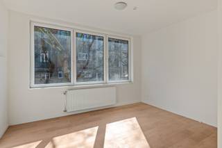 <p>Welkom in jouw nieuwe thuis middenin het hartje van Antwerpen! Gelegen op een fantastische locatie vlakbij het Park Spoor Noord, het Centraal Station en slechts op fietsafstand van het MAS – hier valt werkelijk altijd iets te beleven! Dit zonnige appartement werd recent van top tot teen vernieuwd met een arendsoog voor detail én duurzaamheid! Zo werd er enkel gebruik gemaakt van de meest hoogwaardige materialen wat vooral tot zijn recht komt in de leefruimte. Denk maar aan de prachtige laminaat en de strakke geïnstalleerde keuken welke werd voorzien van een BOSCH kookplaat, Whirlpool combi-oven, vaatwasser, dubbele spoelbak en praktische ingebouwde verlichting. De ruime slaapkamer sluit mooi aan op een trendy ensuite badkamer in een stijlvolle marmerenlook voorzien van een douche en een lavabo in meubel. Het toilet is apart.<br /><br /><strong>Momenteel verhuurd aan: </strong>€ 750/maand wat zorgt voor € 9.000 op jaarbasis. Dit resulteert in een rendement van 4,40 %.</p>
<p><strong>Technische gegevens:</strong> Elektriciteit is conform! Droge kelder aanwezig. Het dak is geïsoleerd, centrale verwarming op gas (individueel), HR-beglazing in pvc.</p>
<p><strong>Stedenbouwkundige inlichtingen en bodemattest aanwezig. Asbestveilig! Bevindt zich niet in een risicozone voor overstromingen (P- en G-score A). Renovatieverplichting niet van toepassing.</strong></p>