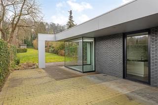 Au milieu d'une oasis de verdure, à proximité des principales voies d'accès et dans un quartier résidentiel recherché, peu fréquenté et...