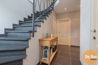 <br />HERZELE - Degelijke open bebouwing met verrassend veel ruimte<br /><br />Gelegen in het landelijke Sint-Lievens-Esse, vlak naast het dorpsplein, vind je deze charmante open bebouwing met een solide structuur en veel ruimte. De woning is volledig onderkelderd (100m²) en biedt plaats aan een garage, wasplaats en de mogelijkheid tot een extra toilet.<br /><br />Op de eerste verdieping bevindt zich een uitnodigende inkomhal met gastentoilet, een ruime en lichtrijke leefruimte met aansluitende grote keuken met zicht op de tuin, en een bureau. De bovenverdieping omvat een royale nachthal, drie slaapkamers en een badkamer met toilet. Tot slot is er nog een ruime zolder die extra mogelijkheden biedt.<br /><br />Voor meer informatie of een bezoek kan u ons steeds telefonisch contacteren: 053/60.65.60.