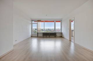 <p><span>Dit </span><span>ruime</span><span> en </span><span>instapklare appartement</span><span> is gelegen midden in het </span><span>centrum van Wilrijk aan het Sporthalplein</span><span> vlakbij De Bist</span><span>.</span><span> Alles is dan ook op </span><span>wandelafstand </span><span>te bereiken. Alle winkels, supermarkten, horeca en zelfs het openbaar vervoer bevinden zich in de onmiddellijke omgeving. Ook invalswegen (A12, E19 en E40) liggen in de directe nabijheid.</span></p><p><span> </span></p><p><span>Het appartement heeft een </span><span>oppervlakte van 92m²</span><span>, </span><span>2 ruime slaapkamers</span><span> en twee </span><span>zonnige terrassen </span><span>met een uniek uitzicht over Wilrijk!</span></p><p><span> </span></p><p><span>Indeling</span></p><p><span>- gelegen op de 4de verdieping</span></p><p><span>- inkomhal met bergkast en vestiaire</span></p><p><span>- apart toilet</span></p><p><span>- woonkamer en eetkamer </span></p><p><span>- terras 1 (8m²) met panoramisch uitzicht</span></p><p><span>- geïnstalleerde keuken</span></p><p><span>- slaapkamer 1 (14m²)</span></p><p><span>- slaapkamer 2 (14m²)</span></p><p><span>- terras 2 (8m²)</span></p><p><span>- badkamer met douche, lavabo en toilet</span></p><p><span>- privatieve kelder</span></p><p><span> </span></p><p><span>Algemeen gebouw</span></p><p><span>- lift aanwezig</span></p><p><span>- fietsenstalling</span></p><p><span>- afvalberging</span></p><p><span>- maandelijkse provisie 244 euro (incl. water, verwarming, onderhoud gemene delen) + 19 euro reservefonds</span></p><p><span> </span></p><p><span>Bijzonderheden</span></p><p><span>- centrale locatie op De Bist</span></p><p><span>- ramen PVC dubbele beglazing (2015) met zonneluifel</span></p><p><span>- zonnige terrassen<br />- panoramisch uitzicht</span></p><p><span>- oppervlakte cfr. EPC</span></p><p><span> </span></p><p><span>Ben jij geïnteresseerd in dit appartement te koop in het centrum van Wilrijk, ben je op zoek naar ander vastgoed of wens je de waarde van jouw eigendom te kennen? Dan ben je bij BOLT immo aan het juiste adres! Wij helpen jou graag verder.</span><span> </span></p><p><span> </span></p>