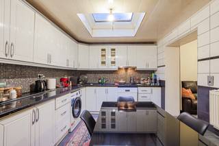 Spacieuse maison avec un grand potentiel près de Dok Noord &amp; de la Gare de Gand-Dampoort
Vous recherchez une spacieuse maison située dans un quartier animé, à deux pas de la gare de Gand-Dampoort ? Cette maison offre de nombreuses possibilités et nécessite quelques rénovations, vous permettant ainsi de l’aménager selon vos goûts. Grâce à ses généreux espaces et son emplacement stratégique, elle constitue un cadre de vie idéal. De plus, elle est proche de nombreux commerces, écoles et bénéficie d’un excellent accès aux transports en commun ainsi qu’aux grands axes routiers.

Disposition
Rez-de-chaussée :

Hall d’entrée
Lumineux séjour qui s’ouvre sur une grande cuisine (prévue pour un raccordement au lave-vaisselle)
Grâce à un puits de lumière, la cuisine bénéficie d’un apport naturel en lumière supplémentaire
Premier étage :

Salle de bain avec baignoire
1 grande chambre
1 chambre plus petite avec vue sur l’église Saint-Sauveur
Deuxième étage :

1 grande chambre
1 chambre plus petite avec vue sur l’église Saint-Sauveur
Atouts
- Espaces de vie généreux
- Commerces et commodités accessibles à pied
- Quartier dynamique en pleine expansion
- Excellente connexion aux transports en commun

Obligation de rénovation : Non

Cette maison vous intéresse ? Contactez-nous pour une visite !