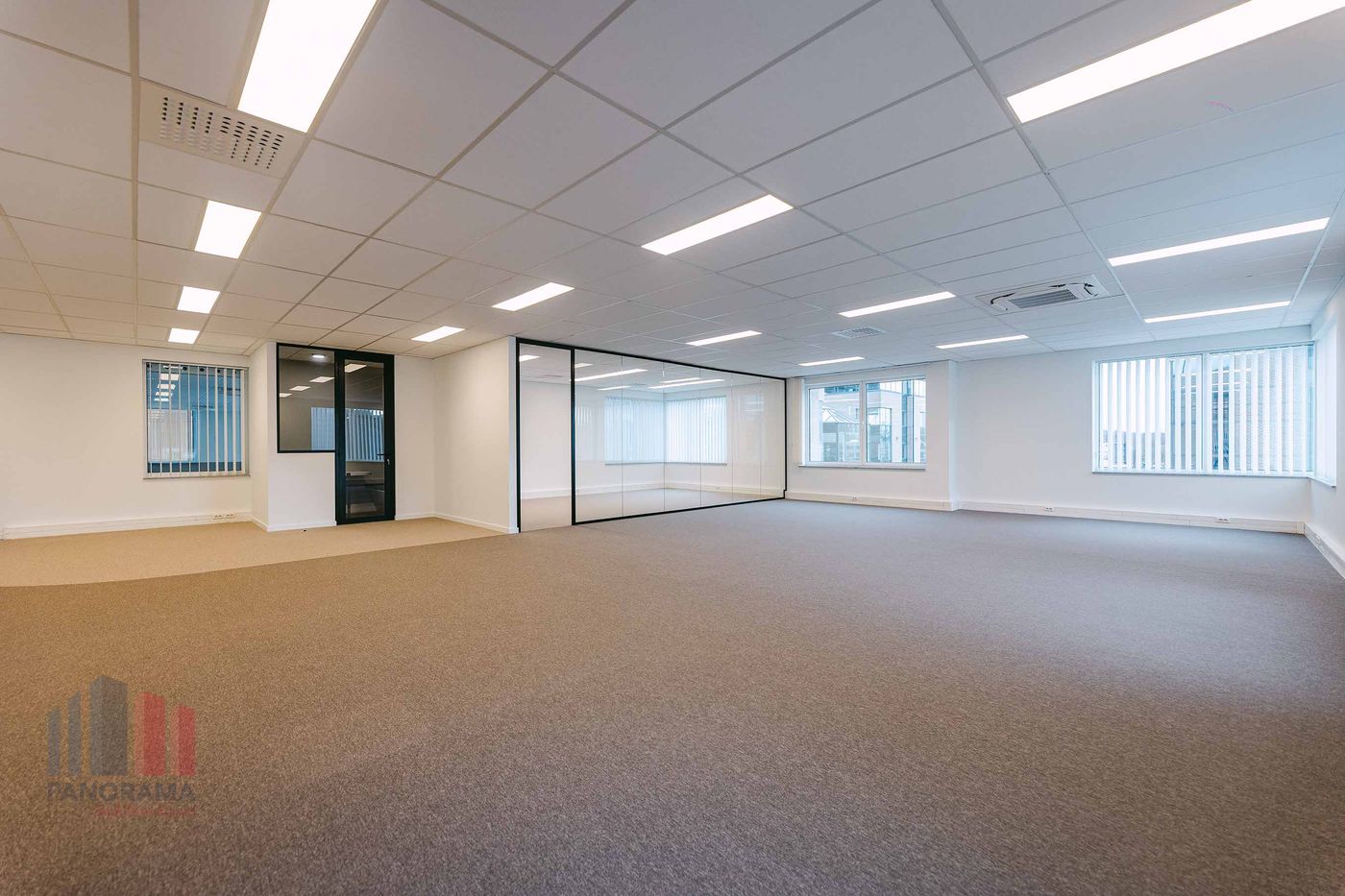 Bureaux entièrement rénovés de 349 m² à un emplacement stratégique à proximité du R0 - photo 4