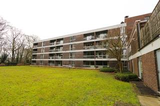 Op zoek naar een vastgoedbelegging met zeker rendement of een investering voor je eigen toekomst?Verhuurde assistentiewoning te koop in residentie "Berkenhof" te Assebroek, het appartement werd reeds grondig opgefrist (keuken en badkamer). Een comfortabele flat in het groen, veiligheid en nabijheid van zorg en allesaanwezig voor een zorgeloos verblijf (hoteldiensten, kapper, pedicure, kiné wassalon, ,..... Naast een volledige bijstand en vriendelijke service zijn erook wekelijk activiteiten, een dagelijks koffiemoment, uitstappen,.....De assistentiewoning is verhuurd en biedt een zeker rendement én vrijstelling van onroerende voorheffing!Meer informatie over het rendement of een investering in zekere zorg voor uw toekomst? Contacteer ons.Richtprijs 140 000€
