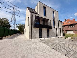 Cet appartement de nouvelle construction vous offre les dernières nouveautés en matière de qualité de vie dans un quartier dynamique et calme autour de la Stalenstraat à Genk. En tant que premier occupant, vous profiterez d'une maison toute neuve, entièrement prête à emménager, qui a été peinte par des professionnels et déjà équipée de rideaux élégants et d'un éclairage intégré.<br /><br />Lors de la construction, la priorité absolue a été accordée à la qualité et au confort. L'architecture élégante et la lumière naturelle abondante à travers les grandes fenêtres offrent une vue dégagée et une atmosphère très agréable. L'appartement est extrêmement économe en énergie, équipé de panneaux solaires et d'une installation moderne et durable qui garantit de faibles coûts énergétiques. Vous disposez également d'un espace extérieur privé, d'une luxueuse salle de bain avec douche à l'italienne et double vasque, et d'une cuisine moderne entièrement équipée avec des appareils encastrés de haute qualité tels qu'un lave-vaisselle, une plaque à induction, un four et un réfrigérateur. La technologie et la sécurité ont également été prises en compte grâce à une connexion par fibre optique active pour Internet haut débit, à une vidéosurveillance, à une sonnette vidéo et à un hall d'entrée sécurisé.<br /><br />Le prix de location comprend également une place de parking privée et un garage avec évier. Votre vélo est toujours en sécurité dans le hangar commun couvert et, en consultation avec le propriétaire, il est possible de discuter des animaux de compagnie pour en faire un véritable foyer.<br /><br />L'emplacement est excellent. À distance de marche, vous trouverez de nombreux magasins et équipements quotidiens, notamment Delhaize, Action, Kruidvat, Wara Shop, des magasins spécialisés locaux et un nouveau Lidl de l'autre côté de la rue. Pour la culture, la détente et la gastronomie, rendez-vous dans les cafés, les restaurants cosmopolites, la très animée Vennestraat ou le site culturel C-mine. Les amoureux de la nature pourront se rendre directement à pied ou à vélo dans l'idyllique vallée de Stiemer. Des écoles, des centres sportifs, des garderies, des médecins généralistes et des dentistes se trouvent également à proximité, tandis que l'hôpital du Limbourg oriental, le centre de Genk et les routes principales sont facilement accessibles.<br /><br />Disposition : <br /><br />Étage +1 :<br /><br />- hall d'entrée<br />- salon <br />- cuisine ouverte<br />- terrasse<br />- rangement<br />- salle de nuit<br />- toilettes<br />- salle de bain<br />- 3 chambres<br /><br />Supplémentaire : <br />- Un garage<br />- Jardin communautaire <br /><br />Le moyen le plus rapide pour visiter cet appartement ? Demandez votre visite via le bouton rouge de notre site Web (www.dewaele.com).<br /><br />Les rendez-vous ne peuvent pas être pris par téléphone. Pour toute autre question, vous pouvez nous contacter par téléphone au 011 30 50 50.<br /><br />À bientôt !