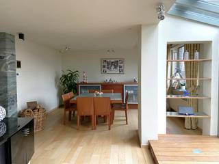 Deze prachtige eigendom combineert wonen en werken op een ideale locatie. Aan de voorzijde bevindt zich meerdere polyvalente ruimtes alsook een...