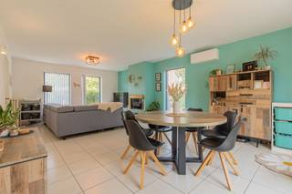 <p><span><strong>Instapklare HOB met garage op top-locatie in Oudegem | bezoekdag op 05/09 op afspraak</strong></span></p><p><span><strong>Instelprijs (bieden vanaf): 459.000,00 euro</strong></span></p><p><span><strong> </strong></span></p><p><span><span>Deze eigendom is gelegen in de rustige omgeving van Oudegem en bevindt zich op enkele minuten van het centrum, openbaar vervoer en allerlei handelszaken.</span></span></p><p><span><span>De woning werd gebouwd in</span><strong> 2000 </strong><span>en onderging recent heel wat renovaties die toedragen tot de uitzonderlijke energiezuinigheid van de woning. De woning is gelegen op een gezellig hoekperceel van 4are en heeft een bewoonbare oppervlakte van 180m². Deze gezinswoning biedt een comfortabele leefruimte en is ideaal voor gezinnen die opzoek zijn naar een aangename en rustige leefomgeving.</span></span></p><p><span><span> </span></span></p><p><span><span>De indeling: Op het gelijkvloers bevindt zich een ruime inkomhal met een apart toilet. De charmante en lichtrijke leefruimte vormt - samen met de volledig uitgeruste keuken - het hart van de woning. Verder is er nog een berging waar voorzieningen voor een wasmachine en droogkast aanwezig zijn, alsook de ruime inpandige garage. De gezellige, L-vormige tuin zorgt voor constant zonlicht en een extra ruim gevoel.</span></span></p><p><span><span> </span></span></p><p><span><span>Op de eerste verdieping hebben we de slaapkamers waarvan drie volwaardige en één die kan renderen als kinderkamer of als dressing. De badkamer is voorzien van een ligbad en een douche, alsook is er een badkamermeubel met twee wastafels aanwezig. Verder is er ook nog een apart toilet op deze etage.</span></span></p><p><span><span> </span></span></p><p><span><span>De zolder van 25m², die perfect kan dienen als extra opslagruimte, kan bereikt worden via het zolderluik dat nu dicht gemaakt is maar opnieuw geopend kan worden. </span></span></p><p><span><span> </span></span></p><p><span><span>De verwarming is voorzien via centrale verwarming op gas alsook via een lucht/lucht warmtepomp (drie Airco-units) | ramen in PVC met dubbel glas | energiewaarde van </span><strong>196 kwh/m² </strong><span>en een </span><strong>LABEL B </strong><span>waardoor u kan genieten van een laag energieverbruik en ook </span><strong><u>GEEN renovatieplicht</u></strong><span> hebt in deze woning | </span><strong>18 zonnepanelen </strong><span>aanwezig (2023) met thuisbatterij van 5kWh | conforme EK | laadpaal aanwezig voor elektrische wagens</span></span></p><p><span><span> </span></span></p><p><span><strong>Extra troef: </strong><span>Het EPC-attest dateert van 2020 en heeft een label B. Sindsdien zijn de zonnepanelen (2023) + thuisbatterij van 5kWh en de Airco's (2025) geplaatst wat de woning nog energiezuiniger maakt.</span></span></p><p><span><span> </span></span></p><p><span><span>Aankoop reeds mogelijk met 2 % registratierechten voor eigen bewoning.</span></span></p><p><span><span> </span></span></p><p><span><strong>Voor meer info of een bezoek: </strong></span><span><span><strong><u>info@immotwins.be</u></strong></span></span><span><strong> - 052/55.55.55. Maak uw afspraak online via onze site voor het gepland bezoekmoment van 5 september.</strong></span></p><p><span><span> </span></span></p>