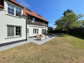 TOPLOCATIE in het Zoute, koppelvilla met de perfecte zon-oriëntatie, volledig verscholen in de paadjes van het Zoute, op wandelafstand van de...