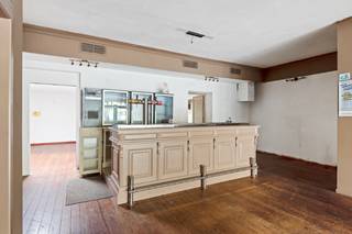 Gunstig & commercieel gelegen handelsgelijkvloers aan de Oosterveldlaan, een zijstraat van de Prins Boudewijnlaan, recht tegenover het ZAS...