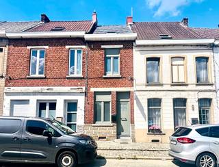 Recent gerenoveerde rijwoning. De woning bestaat uit een kelderverdieping. Op het gelijkvloers: een inkomhal, een douchekamer met toilet, een...