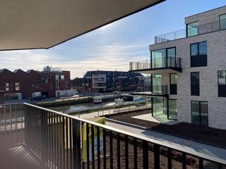 Te Oudenburg nieuw, prachtig, ruim en stijlvol 2-slaapkamer appartement, afgewerkt met een moderne en kwalitatieve visie. Het appartement bevind zich op de eerste verdieping. Geschilderd, moderne verlichting en gordijnen zijn voorzien. Instap klaar om er volledig tot rust te kunnen komen. Dankzij de centrale ligging vlakbij centrum, slager, bakkerij en winkels leef je hier in alle rust met alle dagelijkse voorzieningen binnen handbereik. Vlotte bereikbaarheid met Brugge en Oostende. Vele fietsmogelijkheden langs kanaal.<br />In het appartement bevindt zich een leefruimte met open keuken dat toegang tot het terras geeft. Verder een inkom met vestiaire kast, met badkamer met inloopdouche, apart toilet, 2 slaapkamers en berging. Kortom alle comfort aanwezig. Bij dit appartement is een ondergrondse berging en een bovengrondse staanplaats aanwezig.<br />Energiezuinig, verwarming met warmtepomp.<br />Onmiddellijk beschikbaar - maandelijkse huurprijs €920/ maand - gemeenschappelijke kosten €60,00/ maand - Ref. OU28345