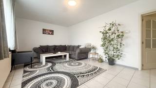 <p>Dit aangename gelijkvloers appartement in de Meylandtlaan te Zolder combineert een praktische indeling met een bijzonder fijne buitenruimte. Met twee slaapkamers, een lichtrijke leefruimte en een eigen terras met koertje en tuintje beschikt het appartement over heel wat troeven.<br /><br /><span></span></p>
<p>De leefruimte is aangenaam ruim en geniet dankzij de grote raampartijen van een mooie natuurlijke lichtinval. Er is plaats voor zowel een gezellige zithoek als een eethoek. Aansluitend bevindt zich de praktische keuken, ingericht met voldoende kastruimte en de nodige toestellen.<br /><br /></p>
<p>Aan de achterzijde vinden we de twee slaapkamers. De badkamer beschikt over een douche, toilet en wastafel. Hier zijn ook de aansluitingen voor een wasruimte voorzien.<br /><br /></p>
<p>Een echte meerwaarde is de buitenruimte. Het appartement beschikt over een eigen terras en tuintje waar je volledig privé kan genieten. Deze buitenruimte heeft bovendien een eigen toegang via het appartement of via de achterzijde. Daarnaast is er ook een gemeenschappelijke tuin beschikbaar.<br /><br /></p>
<p>De ligging aan de Meylandtlaan zorgt voor een uitstekende bereikbaarheid. Zolder- en Heusden-centrum, scholen, winkels en openbaar vervoer bevinden zich vlakbij. Ook de opritten naar de E313/E314 en het klaverblad zijn snel bereikbaar.<br /><br /></p>
<p>Ook de ligging is een grote troef. Vanuit de Meylandtlaan zijn Zolder- en Heusden-centrum, scholen, winkels, openbaar vervoer en de opritten naar de E313/E314 en het klaverblad vlot bereikbaar.<br /><br /><br />Pluspunten:<br />- Gelijkvloers appartement<br />- 2 slaapkamers<br />- Privé tuin + gemeenschappelijke tuin<br />- Lichtrijke leefruimte<br />- Centrale ligging in Boekt<br />- Vlotte verbinding met E313/E314<br />- Winkels, scholen en centrum vlakbij<br /><br /><br />Voor een bezichtiging ter plaatse of meer info, bel ons op 078/78.78.70, of kom gewoon binnen op ons kantoor, steeds welkom!</p>