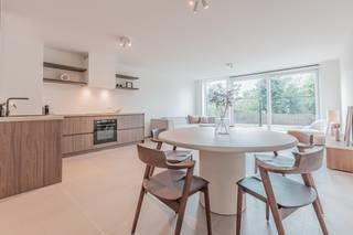 <strong>Residentie Alizée – Architectuur die ademt met de zee</strong><br />Op de hoek van de Poststraat en de Zeelaan verrijst Residentie Alizée, een modern en elegant appartementsgebouw dat naadloos aansluit bij de rustige, vloeiende sfeer van de kust. Hier woon je op een uitzonderlijke locatie: in het hart van De Panne, omringd door winkels, horeca en het openbaar vervoer, en op wandelafstand van strand, dijk en duinen.<br /><br />Residentie Alizée omvat <strong>11 eigentijdse appartementen</strong>, elk ontworpen met aandacht voor licht, ruimte en comfort.<br />Appartement 2.2 is een lichtrijk en ruimtelijk tweeslaapkamerappartement dat uitblinkt in comfort en indeling. De leefruimte met open keuken sluit aan op een terras van ca. 6 m², een aangename buitenplek om te ontspannen. Het appartement beschikt over twee ruime slaapkamers met voldoende kastruimte, een aparte bergruimte, een gastentoilet en een stijvolle badkamer met inloopdouche en dubbele wastafel.<br />Appartement 2.2 biedt een optimaal evenwicht tussen ruimte, licht en hedendaags wooncomfort.<br /><br />Per appartement is een private staanplaats voorzien op de afgesloten parkeerplaats (elektrische toegangspoort). De residentie beschikt bovendien over een ruime afgesloten fietsenberging en twee afvalbergingen. <br /><br /><strong>Troeven</strong>
<ul>
<li>Aankoop <u><strong> </strong></u>onder 6% BTW mogelijk - zowel voor eigen bewoning als bij verhuur! </li>
<li>Energiezuinig wonen dankzij lucht-water warmtepompen, zonnepanelen en comfortabele vloerverwarming; </li>
<li>Praktische indeling; </li>
<li>Ruime terrassen die grotendeels uitkijken op de warme avondzon; </li>
<li>Private staanplaats achter een beveiligde poort; </li>
<li>Toplocatie: centraal in De Panne, op wandelafstand van strand en duinen. </li>
<li><strong>Lanceringsvoorwaarden: autostaanplaats inbegrepen in de verkoopprijs! </strong></li>
</ul>
<br />Dankzij de ligging en duurzame visie zijn deze appartement geschikt als vaste woonplaats, tweede verblijf of rendabele investering. Je koopt aan een vaste prijs en hebt de keuze om zelf je afwerking te bepalen of volledig ontzorgd te worden. Voor investeerders zoeken we bovendien gratis de eerste huurder, wat zorgt voor zekerheid én gemak.<br />Ontdek dit unieke project in De Panne en contacteer ons vrijblijvend voor meer informatie.