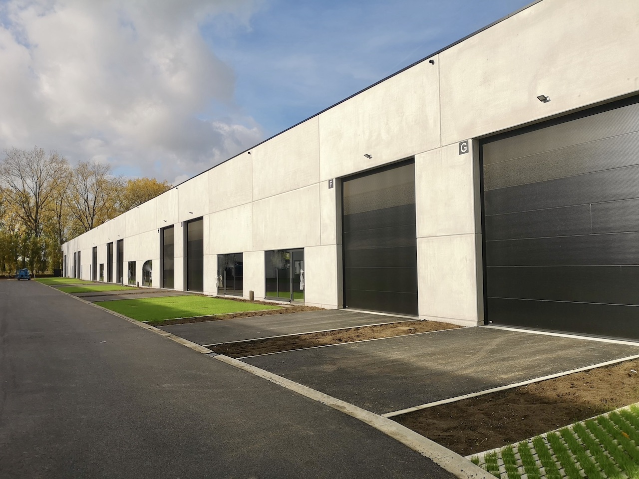 Recent bedrijfsgebouw van 216 m2 met 2 parkeerplaatsen voor 1.044 EUR/mnd excl BTW - foto 1