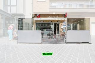 Deze handelszaak, op heden uitgebaat als café, is gelegen in het centrum van Oostende. In de buurt zijn er talrijke winkels, restaurants en u bevindt zich daarenboven op wandelafstand van het strand. Aangezien de zaak gelegen is langs een hoofdbaan, geniet u hier veel passage. <br /><br />Het pand is ingedeeld in een open ruimte (het eigenlijke café), toogelement, een handige berging en toiletten voor uw klanten. Aan de voorzijde is er een groot terras met windschermen voorzien. <br /><br />Dankzij de ligging en indeling biedt deze zaak talloze mogelijkheden. <br /><br />Aarzel niet en neem contact op voor meer info of een afspraak. <br /><br />