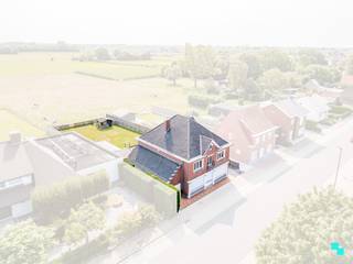Ontdek deze zeer gunstig en centraal gelegen woning te Marialoop met <strong>vier slaapkamers</strong>, gelegen op een oostgericht perceel van maar liefst 720 m². Het pand beschikt over een <strong>bruikbare vloeroppervlakte van 323 m²</strong> (volgens het EPC-attest) wat tal van mogelijkheden biedt. Indeling: Het gelijkvloers geniet van een ruime keuken met toegang tot de woonkamer die zicht verleent op de prachtige tuin. De ruimte vooraan kan perfect dienst doen als uitbreiding van de woonkamer/keuken. Momenteel bevindt de inkom zich in de garage. De voordeur kan ook perfect in de ruimte vooraan geïntegreerd worden. De garage verleent toegang tot de veranda (met toilet) en de extra opslagruimte achteraan de woning. Nachthal, vier ruime slaapkamers, de badkamer en een technische berging. De eerste verdieping geniet ook van een noodtrap. De ruime zolder is te bereiken via een trapluik. Oprit rechts van het gebouw, zeer ruim terras, tuinhuis en tuin (O) met zicht op de achterliggende velden. Dubbele beglazing (houten schrijnwerk) (5 maal HR-beglazing - PVC) | CV op aardgas | Elektriciteit niet conform | Regenwater | Gunstige ligging / zichtlocatie | Mooie perceeloppervlakte | Prachtig zicht op de velden | Gelegen nabij zowel Meulebeke, Pittem, Ingelmunster en Izegem | Voor meer informatie: www.bordes.be. Margot organiseert voor dit handelspand de bezoeken, mits het maken van een afspraak.