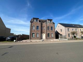 <strong>Instapklaar appartement met ruim terras, carport en autostaanplaats 🏡</strong><br /><br />Dit volledig afgewerkte appartement (V1) biedt comfortabel wonen op een rustige locatie, met een vlotte verbinding naar de autostrades.<br />Dankzij de afwerking conform de EPB-normen geniet u bovendien van een energiezuinig appartement.<br /><br />Het appartement is volledig geschilderd en voorzien van alle lichtarmaturen, waardoor het meteen instapklaar is.<br /><br /><strong>Indeling:</strong><br />De inkomhal geeft toegang tot alle ruimtes van het appartement.<br />De woonkamer vormt samen met de keuken een aangename leefruimte, met een gezellige zithoek en directe toegang tot het ruime terras van 13,5 m².<br /><br />De moderne keuken is volledig geïnstalleerd en voorzien van voldoende kastruimte en toestellen, waaronder een keramische kookplaat met dampkap, koelkast en vaatwasser.<br /><br />Verder beschikt het appartement over een aparte berging met aansluitingen voor wasmachine en droogkast.<br /><br />De badkamer is ingericht met een <strong>aparte douche, badmeubel met lavabo en toilet.</strong><br /><br />Vooraan bevindt zich een <strong>ruime slaapkamer van 13 m²</strong>, met extra bergruimte.<br /><br /><strong>Extra troeven:</strong><br />- Privatieve kelderberging<br />- Carport en autostaanplaats achteraan het gebouw<br />- Gemeenschappelijke fietsenberging<br /><br /><strong>Gemeenschappelijke kosten: €10/maand</strong><br /><br />Interesse?<br />Een bezichtiging is mogelijk op afspraak. Neem gerust contact met ons op voor meer informatie. 📞