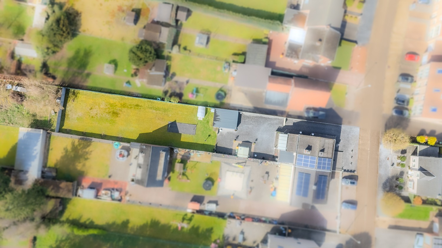 Instapklare woning met drie slaapkamers, ruime tuin en twee garageboxen in hartje Rekem! - foto 5