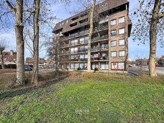 ENERGIEZUINIG appartement met 2 slpks, 2 terrassen, een FANTASTISCH UITZICHT, een kelderberging én een GARAGEBOX op wandelafstand van het centrum en het openbaar vervoer te Roeselare!<br /><br /><strong>INDELING:<br /><u><em>Vierde verdieping:</em></u></strong><br />Inkomhal - ruime living - ingerichte open keuken (O.a. met heteluchtoven, fornuis, dampkap, dubbele spoelbak én frigo) - wasplaats (met voorzieningen voor wasmachine en droger) - badkamer (O.a. met lavabomeubel, ligbad én douche) - afzonderlijk gastentoilet (met lavabo) - 2 RUIME slaapkamers - Oost-gericht terras - ZUIDWEST-gericht zonneterras met een FANTASTISCH UITZICHT over Roeselare!<br /><br /><u><strong>Opmerkingen:</strong></u><br />- ENERGIEZUINIG appartement: Epc = 109 kWh/m2 (B)!<br />- Asbestveilig!<br />- Lift aanwezig.<br />- Vrij bij akte.<br />- Private kelderberging inbegrepen in de prijs.<br />- Private garagebox inbegrepen in de prijs.<br /><br />Aarzel zeker niet om ons te contacteren voor verdere info en/of een bezoek ter plaatse: 051/817.817 - info@centro.be.