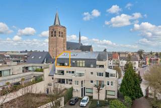 Centraler kan je moeilijk wonen.In  het hartje van Lommel, aan het recent vernieuwde Kerkplein vindt u dit gezellige appartement.Een dubbel uitzicht...