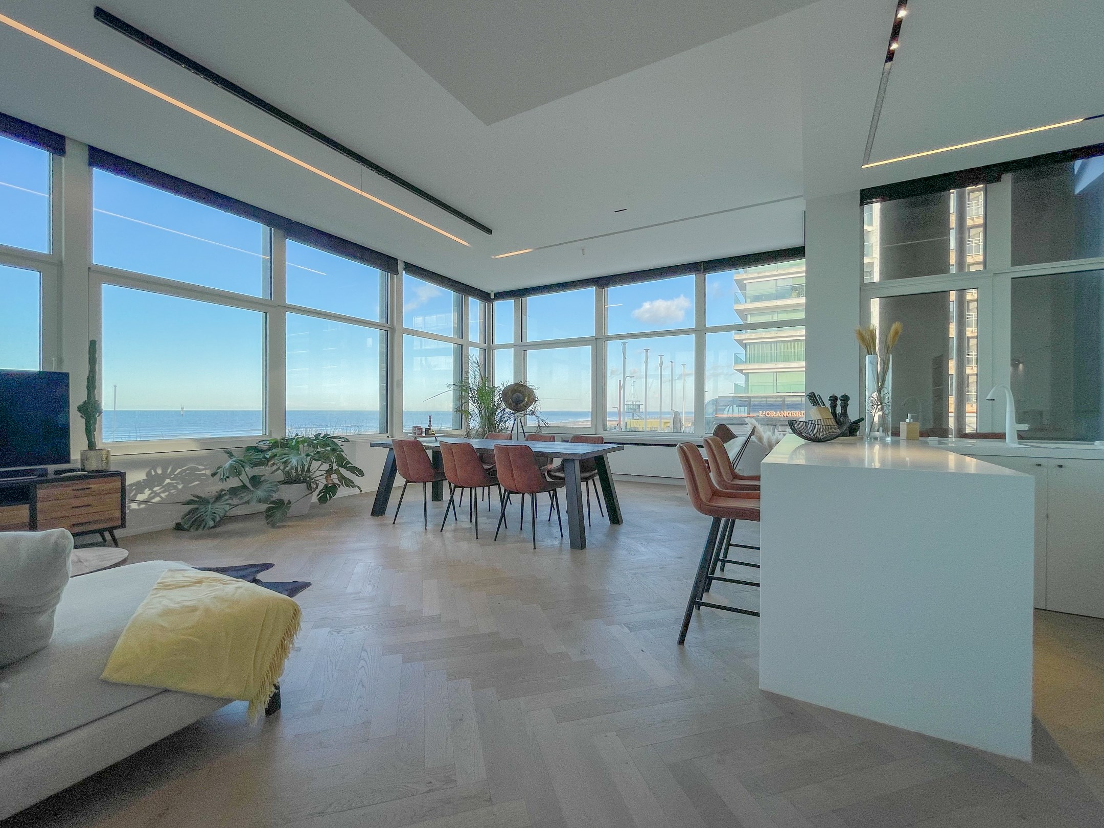 Uitzonderlijk, luxueus afgewerkt hoekappartement met frontaal zeezicht. - foto 4