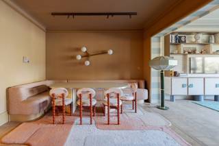 Situé dans l’emblématique Résidence Albert I (1938), conçue par les architectes Gorlé & Corbusier, cet appartement d’exception allie le...