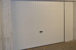 Deze garage 3,17 * 5,1 m is uitsluitend voor opslag goederen bestemd<br />De wagen kan de toegangspoort tijdelijk blokkeren om in en uit te laden, gezien het weinig aantal voertuigen dat in de garage geraakt.