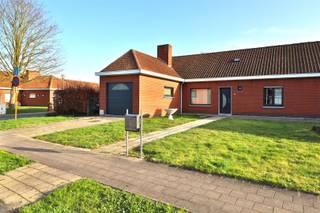 <p><span>HALF OPEN GEZINSWONING MET ZONNIGE TUIN</span></p><p><span> </span></p><p><span>In een rustige straat, op de rand met Heule houdt deze woning alles gelijkvloers.<br />Een stevige constructie, een goede indeling en heel veel licht zorgen er voor een aangename woonbeleving.</span></p><p><span> </span></p><p><span>De groene voortuin brengt ons naar de inkom die zorgt voor een warme welkom.  Er is een apart toilet.<br />De leefruimte kreeg grote glaspartijen en een aangenaam tuinzicht met zich mee, zithoek, eetruimte en keuken zijn er mooi met elkaar verbonden.<br />De keukenruimte heeft mooie afmetingen waar een nieuwe inrichting er zeker zijn plaats vindt, aansluitend is er een praktische berging.</span></p><p><span> </span></p><p><span>Het slaapgedeelte bestaat uit 3 ruime kamers en een nette badkamer.<br />Er is een grote garage met bijhorende wasplaats en een grote zolder in te zetten als berging, hobbyruimte of woninguitbreiding. </span></p><p><span> </span></p><p><span>De woning is omgeven door veel groen, achteraan is een mooie brede tuin met terras, perfect voor aangename buitenmomenten.<br />Achter de woning is er een grote openbare parktuin uitgerust met professionele speeltoestellen.</span></p><p><span> </span></p><p><span>RUSTIGE LIGGING<br />ALLES GELIJKVLOERS<br />HEEL VEEL LICHT<br />AANGENAME TUIN</span></p><p><span> </span></p><p><span> </span></p>