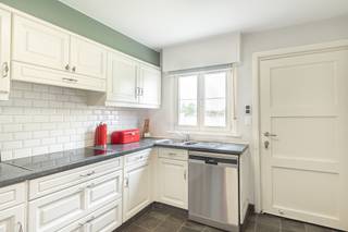 In het landelijke Hombeek, in een rustige straat, bevindt zich deze charmante open bebouwing op een perceel van ± 1600 m². De woning is omgeven door weilanden en groen, waardoor je hier geniet van maximale rust, privacy en een open zicht op de omliggende natuur.<br /><br />De woning is functioneel ingedeeld en biedt tal van mogelijkheden. De kelder zorgt voor praktische opbergruimte. Op het gelijkvloers vind je een gezellige leefruimte, een ingerichte keuken, een badkamer en een extra kamer die perfect kan dienen als slaapkamer of bureau – ideaal voor wie gelijkvloers wil wonen of nood heeft aan een thuiswerkplek. Op de bovenverdieping bevinden zich een overloop en een slaapkamer met aangename lichtinval en uitzicht op het groen.<br /><br />Op het perceel is bovendien een ruime loods aanwezig, wat een grote meerwaarde vormt voor wie op zoek is naar extra werk- of opslagruimte.<br /><br />De ligging combineert rust met een vlotte bereikbaarheid. Winkels, scholen en openbaar vervoer bevinden zich in de nabije omgeving, en via de E19 en R6 bereik je snel Mechelen, Brussel en Antwerpen.<br /><br />Belangrijke informatie:<br />De woning is momenteel vergund als landbouwwoning en gelegen in agrarisch gebied. Bij een aankoop met het oog op gebruik als ééngezinswoning dient eerst een opname als vergund geachte woning in het vergunningenregister te gebeuren, waarna een functiewijziging naar residentieel gebruik aangevraagd moet worden.<br /><br />Ben je op zoek naar een woning in een groene omgeving met ruimte, potentieel en extra mogelijkheden? Dan is dit pand zeker een bezoek waard.