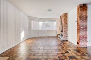 In de Kermisstraat, op wandelafstand van het centrum van Roeselare, presenteren wij deze verrassend ruime woning met mogelijkheid tot maar liefst...