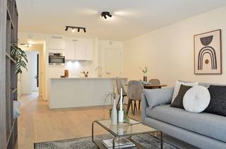 Residentie Bel-Ford met een unieke ligging in het bruisende stadscentrum van Roeselare op wandelafstand van de winkelstraten, het station, de Grote Markt en het De Coninckplein.<br />Het project bestaat uit 3 residentiële appartementsgebouwen met centraal een groen binnenplein die de Wortelstraat, Hendrik Consciencestraat en Sint-Amandsstraat met elkaar verbindt.  De duurzame, afgewerkte appartementen met grote raampartijen bieden een prachtig uitzicht over het groene binnenplein en verschillende stadsdelen.<br />Het appartement heeft volgende indeling: inkom met gastentoilet, lichtrijke leefruimte met open keuken ingericht met duurzame materialen en kwalitatieve toestellen, 2 slaapkamers,  badkamer, bergruimte en terras van 11m². Tevens is er ook gelegenheid om ondergronds te parkeren. <br /><br />Aankoop mogelijk onder 6% BTW!<br /><br />Voor meer informatie contacteer Michiel op het nummer 0473 25 55 33.