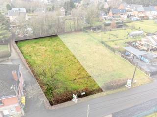 <p>Deze bouwgrond van 1.091 m² voor open bebouwing is gelegen in een rustige en aangename omgeving in Scherpenheuvel-Zichem en vormt een uitstekende basis voor het realiseren van uw droomwoning. Het perceel biedt voldoende ruimte om een vrijstaande woning te bouwen met aandacht voor licht, comfort en een praktische indeling. Dankzij de ruime oppervlakte zijn er tal van mogelijkheden om een woning te ontwerpen die volledig aansluit bij uw persoonlijke woonwensen en levensstijl.</p><p>U kan hier kiezen voor een moderne architectuur of een meer klassieke stijl, afhankelijk van uw voorkeur. De ligging van de bouwgrond is een belangrijke troef. U geniet hier van een groene en rustige omgeving, ideaal voor wie op zoek is naar privacy en een aangename woonomgeving. Tegelijkertijd blijft de bereikbaarheid goed, met vlotte verbindingen naar omliggende gemeenten en voorzieningen. Winkels, scholen en andere faciliteiten bevinden zich op een haalbare afstand, wat het dagelijks leven comfortabel maakt. </p><p>Deze bouwgrond in Scherpenheuvel-Zichem biedt een mooie kans voor wie een open bebouwing wil realiseren op een ruim perceel in een rustige omgeving. Neem contact op voor meer informatie en ontdek de mogelijkheden van dit perceel.</p>