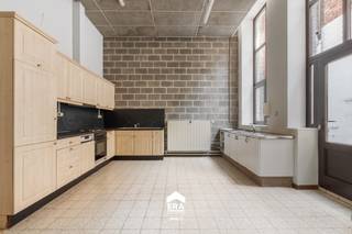Gelegen in het bruisende centrum van Maaseik biedt dit karaktervolle pand een unieke kans voor wie op zoek is naar een renovatieproject met tal van mogelijkheden. Dankzij de centrale ligging bevinden winkels, horeca, scholen en alle dagelijkse voorzieningen zich op wandelafstand.<br /><br />Het gebouw, dat dateert uit 1942, deed dienst als schoolgebouw en vormt vandaag de ideale basis voor een nieuwe invulling. Met een perceel van 281 m², hoge plafonds en een gezonde, traditionele draagstructuur biedt dit pand alle troeven om een bijzonder woon- of investeringsproject te realiseren. Dankzij de ligging in woongebied zijn de mogelijkheden uiteenlopend: een ruime gezinswoning, een combinatie van wonen en werken of een opsplitsing in meerdere wooneenheden behoren allemaal tot de opties. Bovendien is centrale verwarming op gas reeds aanwezig, wat een mooie meerwaarde vormt bij de renovatie. <br /><br /><strong>Eén solide basis, talloze mogelijkheden</strong>.<br /><br />Enkele troeven:
<ul><li><strong>Hoge plafonds</strong> – Zorgen voor een ruimtelijk gevoel en versterken het karakter van de woning.</li><li><strong>Toplocatie in hartje Maaseik</strong> – De markt, winkels, horeca en de Maas bevinden zich op wandelafstand.</li><li><strong>Authentieke charme</strong> – Karaktervol gebouw met een unieke uitstraling. </li><li><strong>Veel potentieel</strong> – Ideaal om volledig naar eigen smaak en wensen te renoveren en in te richten.</li></ul>
Bent u op zoek naar een pand met karakter, een uitstekende ligging en heel wat toekomstpotentieel? Neem dan contact op met Sarah en plan een bezoek. Ontdek zelf de mogelijkheden die dit unieke pand te bieden heeft.