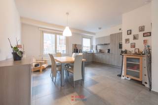 Bent u op zoek naar licht en ruimte? Zoek dan niet verder!Dit appartement heeft een bewoonbare oppervlakte van maar liefst 123m², beschikt over 3...