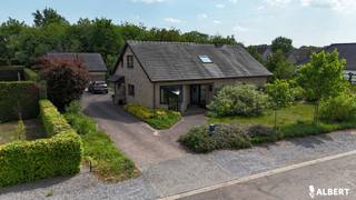 Deze mooie woning in Diepenbeek ( Lutseluswijk) uit 1998 bevindt zich op een ruim perceel van 1315m² en biedt een bewoonbaar oppervlakte van 239m² . (Bron EPC)<br />De woning is volledig onderkelderd en combineert praktische ruimtes met een rustige groene omgeving.<br />De leefruimte geniet van een aangename lichtinval en een open zicht op de tuin, wat zorgt voor een rustige en huiselijke sfeer. De keuken sluit hier mooi op aan en is praktisch ingericht voor dagelijks gebruik.<br />Op de gelijkvloers bevinden zich 2 kamers die momenteel dienst doen als hobbykamer en bureau. Er is ook een grote wasberging aanwezig.<br />Op de verdieping bevinden zich nog 3 slaapkamers. De badkamer is uitgerust met zowel een douche als een bad.<br />De overloop is ruim en er is zelfs een speelhoek.<br />Het overdekt terras met 2 extra luifels, georiënteerd naar het zuidoosten, vormt een fijne plek om te genieten van de ochtend- en middagzon. De tuin biedt een groen uitzicht en een gevoel van privacy, ideaal voor wie houdt van rust en natuur.<br /><br />Op het perceel staat een aparte garage uit 2004 met atelier /carpoort.<br /><br />De woning is energiezuinig met EPC label B. <br />Er zijn zonnepanelen met groene stroomcertificaten ter waarde van ongeveer 13000€. <br />Het huis is asbestveilig en de elektrische installatie is conform.<br /><br />Kortom, comfortabel en zorgeloos wonen in het mooie Diepenbeek!<br /><br />Wens je dit pareltje te bezichtigen? Contacteer me op nathalie.poelmans@albert.immo of 0477/493871<br /><br />Bij Albert kom je thuis!