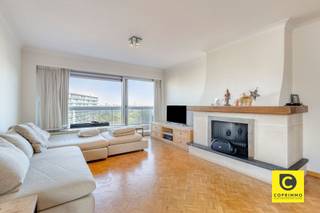 <p><span>Lichtrijk hoek-appartement met 3 slaapkamers en riante terrassen "with a view"!</span></p><p><span>Dit instapklaar appartement van maar liefst 129m² ligt op de 11</span><span><sup>de</sup></span><span> verdieping van een gebouw op het uiteinde van de gerenommeerde Fruithoflaan. Zodoende geniet u vanuit haast elke ruimte van een prachtig en groen uitzicht zonder enige inkijk. Op deze toplocatie zijn winkels, horeca, scholen, parken, sportfaciliteiten, openbaar vervoer en belangrijke invalswegen steeds vlakbij, net als het bruisende stadsleven. Het appartement werd doorheen de jaren grondig opgewaardeerd en heeft mede dankzij de recente HR ramen een zéér gunstig EPC (B/120). Kortom, een appartement waar authenticiteit en karakter hand in hand gaat met hedendaags comfort.</span></p><p><span> </span></p><p><span>Inkomhal, leefruimte & keuken:</span></p><p><span>U betreedt het appartement via de inkomhal met veiligheidsdeur, videofoon en grote ingemaakte kastenwand. De prachtige blokjesparket met sierlijst valt meteen in het oog en vindt u ook in de leefruimte terug. Met dank aan de hoekligging is de natuurlijke lichtinval in de woonkamer (ca.35m²) alomtegenwoordig en kijkt u uit op de magnifieke Antwerpse skyline. De recente keuken op XL-tegelvloer ligt aanpalend en is voorzien van een granieten werkblad en kwalitatieve toestellen (inductievuur, dampkap, oven, vaatwasser en koelkast). </span></p><p><span> </span></p><p><span>Nachthal, bergingen, wasruimte, toilet, badkamer & slaapkamers:</span></p><p><span>De nachthal, eveneens op parket, herbergt 2 praktische bergingen, een aparte wasruimte en een gastentoilet met handenwasser. De oogstrelende badkamer is geheel betegeld in marmer en omvat een ligbad/regendouche combinatie, dubbel wasmeubel, spiegelkast met ledverlichting, handdoekradiator en een extra toilet. Het appartement telt 3 volwaardige slaapkamers (ca. 10, 12,5 en 15m²) die allen aan de nog rustigere achterzijde liggen en rechtstreekse toegang bieden tot het terras.</span></p><p><span> </span></p><p><span>Terrassen & kelder:</span></p><p><span>Met een uitgestrekte terras aan de voorzijde (28,5m²) en een omvangrijk terras aan de achterzijde (15m²) kan u steeds in alle rust genieten van zon en schaduw, vergezeld van een feeëriek en groen uitzicht. Het is de perfecte plek om na een drukke werkdag even uit te blazen of gezellig te aperitieven, gevolgd door een lekker diner. Een droge, privatieve kelderberging is inbegrepen. </span></p><p><span> </span></p><p><span>Extra troeven: </span></p><p><span>- Mobiscore: 9,2/10</span></p><p><span>- 129 m² cfr EPC</span></p><p><span>- Gunstig EPC 120/B</span></p><p><span>- HR ramen (ca. 2022)</span></p><p><span>- Instapklaar</span></p><p><span>- Terrassen (43,5m² met panoramisch uitzicht)</span></p><p><span>- Zonnepanelen GD</span></p><p><span>- Kelder</span></p><p><span> </span></p>