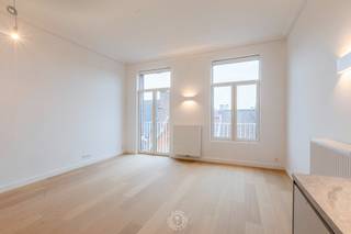 Op de <strong>tweede verdieping </strong>van een recent volledig gerenoveerde residentie bevindt zich dit prachtig afgewerkte appartement, dat via <strong>de lift </strong>vlot toegankelijk is. Het appartement <strong>straalt luxe en comfort </strong>uit en is met oog voor detail gerenoveerd.<br /><br />Bij het betreden van de woonruimte valt meteen de <strong>warme en elegante uitstraling</strong> op. De prachtige <strong>parketvloer </strong>en <strong>verfijnde molures</strong> geven de ruimte een stijlvolle sfeer. Dankzij de <strong>hoge plafonds en grote raampartijen </strong>geniet de woonkamer van veel <strong>lichtinval en een ruimtelijk gevoel</strong>. De moderne,<strong> volledig ingerichte keuken</strong> sluit naadloos aan op de woonkamer en is uitgerust met hoogwaardige toestellen, perfect voor wie houdt van koken en gezelligheid.<br /><br />Het appartement beschikt over een <strong>aparte slaapkamer </strong>met aansluitend het terras*. De badkamer is praktisch en smaakvol ingericht met een inloopdouche, een wastafel en een extra berging met aansluiting voor een wasmachine. Daarnaast is er een <strong>apart gastentoilet</strong> en een <strong>extra berging </strong>in het appartement voor nog meer opbergruimte.<br /><br />Parkeren is hier geen probleem, want het appartement beschikt over een <strong>eigen autostaanplaats</strong>. Het appartement is<strong> beschikbaar vanaf 01/07</strong> voor een huurder die oog heeft voor de hoogwaardige materialen en <strong>met zorg zal omgaan met deze mooie woonst.</strong><br /><br />De huurprijs bedraagt<strong> €895 per maand, met een bijkomende provisie van €75 per maand voor gemeenschappelijke onkosten.</strong><br /><em>Individuele tellers voor water, gas en elektriciteit. </em><br /><br />Ben je geïnteresseerd in dit prachtige appartement en wens je een bezoek te plannen? Neem dan contact op via mail op <strong>cvg@claves.be of telefonisch via 03/502.78.94</strong>. <br /><br /><em>(*) het terras is exclusief toegankelijk vanuit het appartement, maar is gemeenschappelijk. </em>