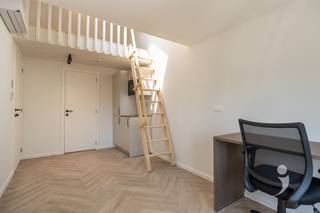 <p><span>Discover this contemporary student room in a high-quality renovation project located at 154 Mechelsestraat, right in the center of Leuven. The building was completely renovated with an eye for sustainable materials and meets all modern requirements in terms of comfort and energy efficiency.</span></p><p><span>The room is located on the 2nd floor and is equipped with an energy efficient air heat pump, which provides pleasant heating in winter and cooling during the summer months. It is offered fully furnished and features a bunk bed (without mattress). In addition, the room has a private bathroom with shower, sink and toilet.</span></p><p><span>Residents have access to a fully equipped communal kitchen. In addition, there is a spacious terrace as well as a large garden, ideal for relaxing or spending time together in green surroundings. Practical bicycle storage is also provided.</span></p><p><span>Thanks to its central location, campuses, stores and restaurants are easily accessible on foot, making this room an ideal base for students.</span></p><p><span>The photo's used are from similar projects and serve as an indication of the finish and atmosphere.</span></p><p><span> </span></p>