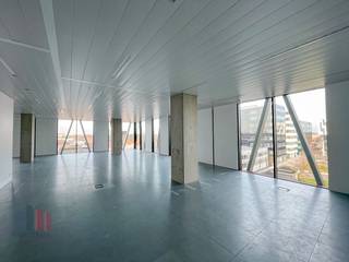Op het bedrijvige Westwing Park te Roeselare bevindt zich deze instapklare nieuwbouwkantoorruimte met een oppervlakte van ca. 238 m² te koop.<br /><br />De lichtrijke kantoorruimte is voorzien van sanitair, een verhoogde computervloer en een verlaagd akoestisch plafond met geïntegreerde verlichting, ventilatie en verwarming/koeling. Een dubbele toegang biedt extra flexibiliteit en gebruiksgemak. De ruimte kan flexibel worden ingedeeld in 6 afzonderlijke kantoor- en/of vergaderruimtes.<br /><br />Daarnaast beschikt het kantoor over twee ondergrondse parkeerplaatsen, uitgerust met laadpalen en zijn er vier bovengrondse parkeerplaatsen in de parkeertoren beschikbaar. (Prijs inclusief parkeerplaatsen.)<br /><br />Deze lichtrijke kantoorruimte is onmiddellijk beschikbaar en geniet van een strategische ligging langs de E403, in de nabijheid van AZ Delta en het C-Hotel Westwing, wat zorgt voor een uitstekende bereikbaarheid en visibiliteit. Westwing Tower onderscheidt zich door zijn sterke focus op duurzaamheid en innovatie en is het eerste kantoorgebouw in West-Vlaanderen dat het BREEAM Outstanding-certificaat heeft behaald.<br /><br />Contacteer PANORAMA B2B voor meer inlichtingen, plannen of een vrijblijvend plaatbezoek 0479 01 70 70.