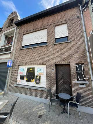 Te renoveren huis (100m²) gelegen in het centrum van Kontich met mogelijkheden voor zowel handelsactiviteit (polyvalent) als wonen.Het pand biedt een...