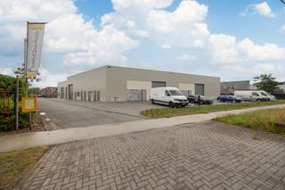 Commercieel zeer gunstig gelegen KMO unit van ca. 223m² inclusief 2 parkeerplaatsen met laadpaal.Aan de verbindingsweg tussen Kasterlee en Lille...