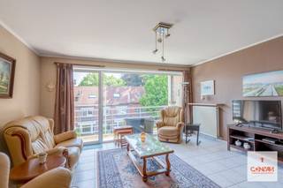 Dit appartement is gelegen in het <strong>centrum van Mariakerke</strong>, op wandelafstand van het openbaar vervoer, winkels, scholen en de groenpolen van Mariakerke.<br /><br />De indeling van het appartement is als volgt: een inkomhal die toegang biedt tot een apart toilet, een <strong>badkamer met ligbad</strong>, een berging met aansluiting voor een wasmachine. Een <strong>ruime en lichtrijke leefruimte</strong> met een <strong>open keuken</strong> en balkon, een slaapkamer met dressing.<br /><br />Bij het appartement horen ook een <strong>staanplaats in de ondergrondse garage</strong> en een <strong>kelderberging</strong>.<br /><br />Wenst u dit appartement graag te bezoeken? Contacteer Olivier via <strong>0491 50 71 25 of olivier@convas.be</strong><br />
