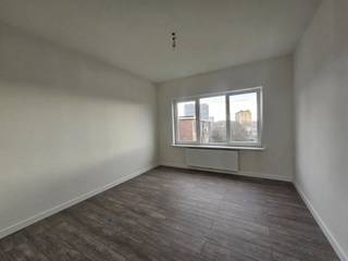 We treffen dit appartement aan te Wilrijk, in de wijk Valaar. Op wandelafstand van supermarkten, winkels, scholen, openbaar vervoer, apothekers, dokters, etc... Bovendien vlotte verbinding Brussel - Antwerpen.<br /><br />Indeling: 4Verdieping: Veiligheidsdeur, inkomhal met apart gastentoilet, CV-ruimte, woonkamer op laminaat, Open keuken voorzien van alle hedendaagse comfort, Badkamer met toegang tot het achtergelegen terras, twee zeer ruime slaapkamers.<br /><br />huurwaarborg 3 maanden - €225 incl. btw per partij voor de plaatsbeschrijving.<br /><br />alg. onkosten bedragen €125 per maand.<br /><br />Epc: 211KwH/m²/jaar.