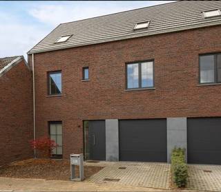 GEEN IMMO!Woning van 2023 met een EPB 14!Rustige doodlopende straat in centrum Oelegem vlakbij scholen, openbaarvervoer, winkels en E34.Glv: inkom,...