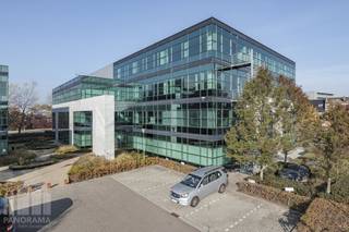 <strong>Office of 615 m²</strong> in Vilvoorde is strategically located at the first exit of the <strong>E19 </strong>towards Antwerp, just off the Brussels Ring Road (R0), making Brussels, Antwerp, and Brussels Airport only 10–15 minutes away. The office is also easily accessible by public transport via bus and Vilvoorde train station.<br /><br />Safety is a priority with intercom, videophone, fire alarm, and fire extinguisher, while the insulated roof and double glazing provide extra energy efficiency.<br /><br />n the communal areas, there is a spacious restaurant with comfortable seating, perfect for lunch or informal meetings.<br /><br />The office is <strong>immediately available</strong>, and <strong>other office spaces</strong> in the Everest Office Park are also available from <strong>207 </strong> m², fully flexible to meet your needs.<br /><br />Contact <strong>PANORAMA B2B</strong> for additional information, plans, or to schedule a non-binding visit at <strong>0477 09 00 09.</strong>