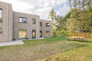 Maak kennis met project “Beversluis” in Rotselaar en ontdek deze moderne en duurzame nieuwbouwwoningen, rustig gelegen in een groene en aangename omgeving. <br />Het project omvat in totaal 18 gezinswoningen, aangevuld met een parking en een overdekte fietsenstalling. Binnen dit aanbod stellen wij nu 6 woningen voor die volledig instapklaar worden opgeleverd.<br /><br />Elke woning wordt volledig afgewerkt opgeleverd, zodat je zonder zorgen kunt verhuizen. De afwerking omvat onder meer gelakte binnendeuren voor een stijlvolle en duurzame uitstraling, professioneel uitgevoerde schilderwerken, tot in de puntjes verzorgd, en een aangelegde tuin en terras, zodat je meteen kunt genieten van je buitenruimte. <br />Dankzij deze complete afwerking hoef je geen extra werken meer te plannen of budget te voorzien. Je kiest voor comfort, kwaliteit en gebruiksklaar wonen vanaf dag één.<br />De woningen beschikken over drie slaapkamers, lichte leefruimtes en een mooie tuin, wat ze bijzonder geschikt maakt voor gezinnen of wie op zoek is naar rust en ruimte. <br /><br />De centrale ligging, dicht bij belangrijke verbindingswegen, scholen en winkels, maakt dit project extra aantrekkelijk.<br /><br />Daarnaast is er veel aandacht besteed aan energiezuinig wonen. Elke woning is uitgerust met vloerverwarming op gas, een ventilatiesysteem en zonnepanelen. Dit resulteert in een laag energiepeil en een optimaal wooncomfort, met een lagere energiefactuur als extra voordeel.<br /><br />Plan eenvoudig een bezoek via de website van Malines-Group en ontdek jouw toekomstige thuis in project Beversluis.