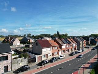 <p><span>Op een bijzonder interessante locatie, langs één van de belangrijke toegangswegen van Aalst, bevindt zich deze bouwgrond voor gesloten bebouwing. De ligging combineert een vlotte bereikbaarheid met de nabijheid van het stadscentrum en het OLV-ziekenhuis, waardoor dit perceel zowel voor eigen bewoning als voor een investering bijzonder interessant is.</span></p><p><span> </span></p><p><span>Een belangrijke troef is dat er reeds vergunde plannen aanwezig zijn, waardoor u snel en gericht aan de slag kunt. Bovendien zijn water en elektriciteit reeds voorzien, wat het bouwproces verder vereenvoudigt.</span></p><p><span> </span></p><p><span>Achteraan het perceel bevindt zich de Achterweg, wat extra mogelijkheden biedt voor de praktische ontsluiting. Zo kan er achteraan een parkeerplaats worden voorzien en is er een handige toegang voor fietsen.</span></p><p><span> </span></p><p><span>Daarnaast is er de mogelijkheid om te bouwen aan het verlaagde btw-tarief van 6%, onder de geldende wettelijke voorwaarden. Tevens is er een vrijstelling van de WADY-bijdrage.</span></p><p><span> </span></p><p><span>Een uitstekende opportuniteit voor wie op zoek is naar een bouwgrond met vergunning, een gunstige ligging en reeds heel wat praktische voordelen.</span></p><p><span> </span></p><p><span>Voor meer informatie en/of een bezoek, contacteert u Didier op het nummer 0476/ 73. 17. 99.</span></p><p><span> </span></p>